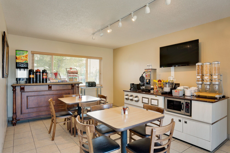 Food & Drinks 4, Super 8 by Wyndham Alturas, Modoc