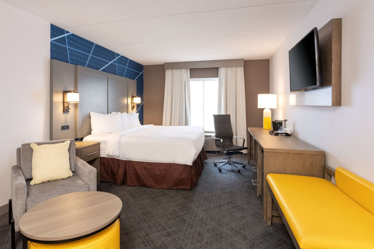 Bedroom 4, Comfort Inn & Suites Buffalo Airport, Erie