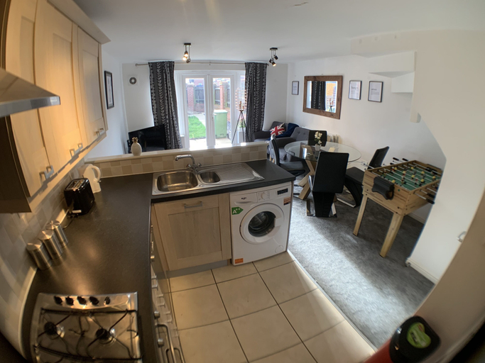 Others 3, Harpers Brook 5 bedrooms TV Netflix, Northamptonshire