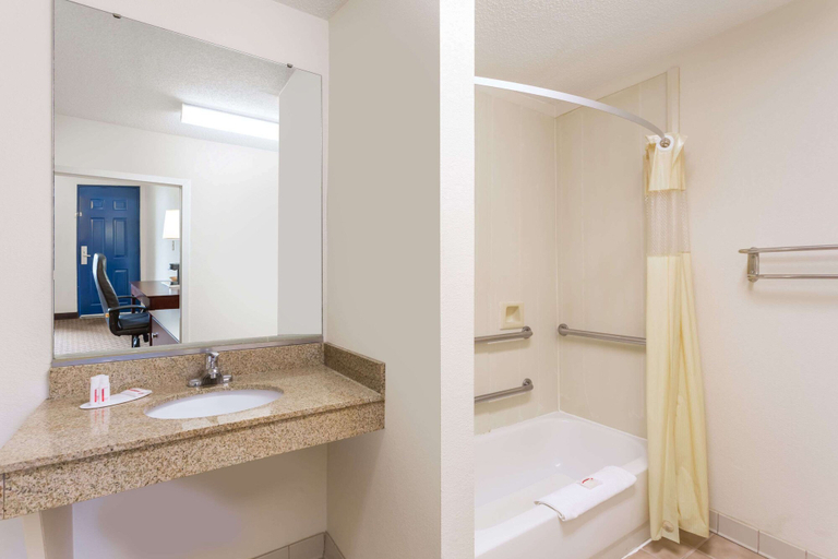 Bathroom 4, Days Inn by Wyndham Reidsville, Rockingham