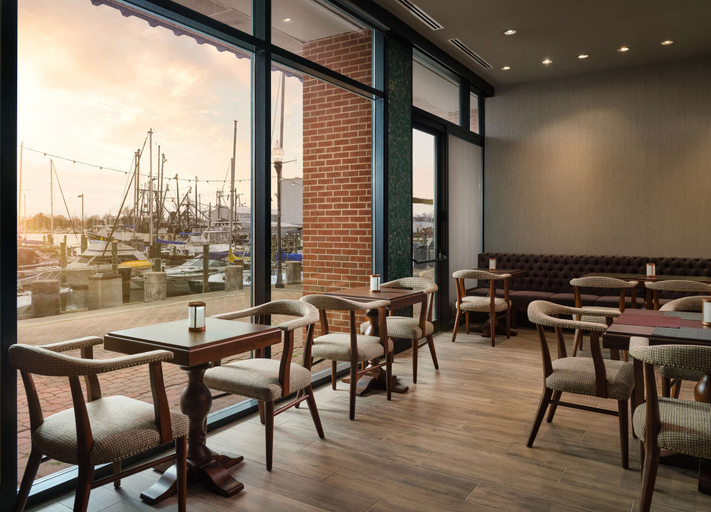 Food & Drinks 4, The Landing at Hampton Marina, Tapestry Collection by Hilton, Hampton