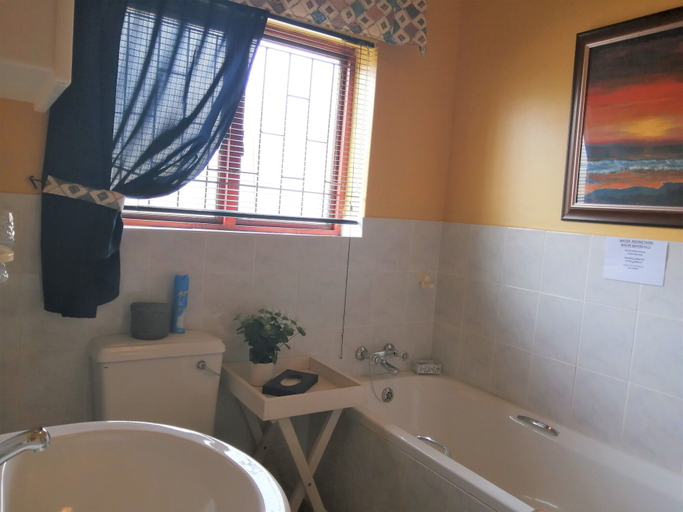 Bathroom 4, Amzee Bokmakierie Guest House, Eden