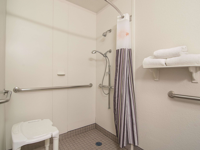 Bathroom 4, La Quinta Inn & Suites by Wyndham Phoenix Mesa West, Maricopa