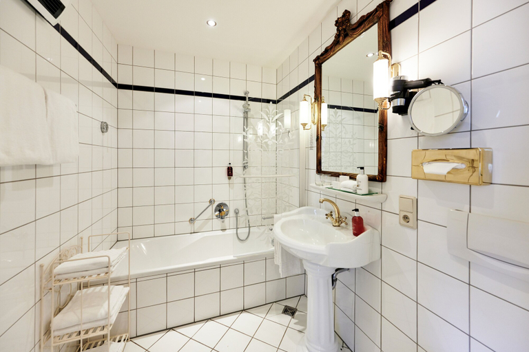 Bathroom 4, Weinromantikhotel Richtershof, Bernkastel-Wittlich