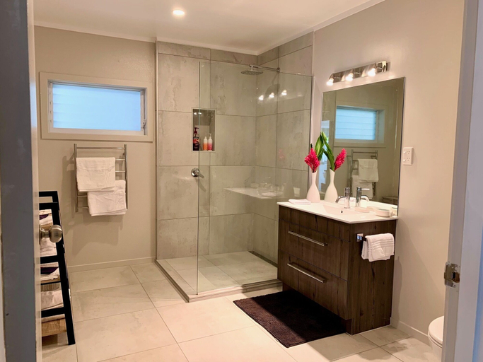 Bathroom 5, Muri Beachcomber, Rorotonga