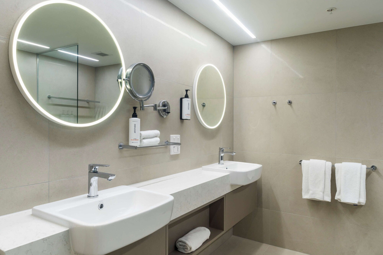 Bathroom 5, Pacific Hotel Cairns, Cairns