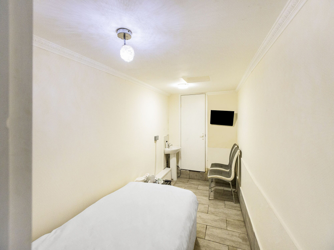 Bedroom 3, Old Oak Tree Inn, London