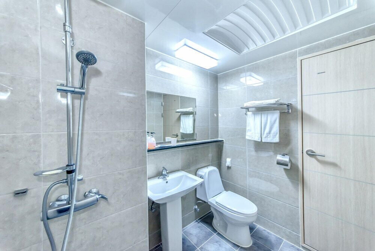 Bathroom 4, Jungmoon J Hill & City Hotel, Seogwipo