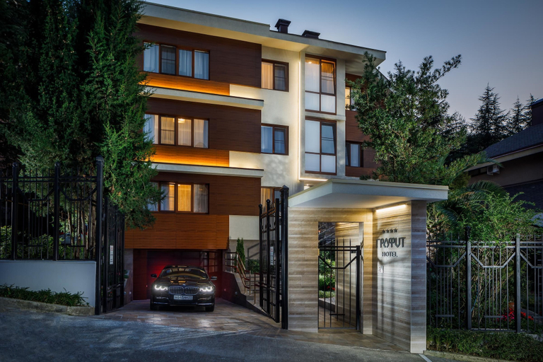 Exterior & Views