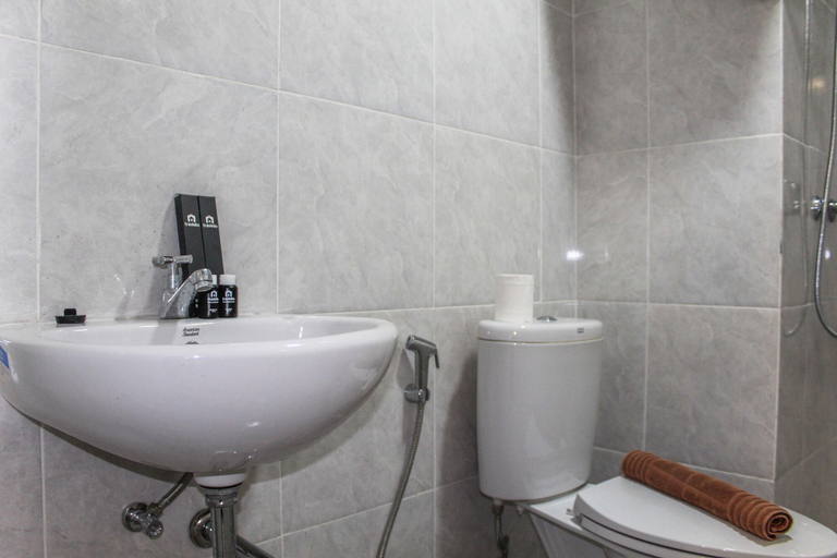 Bathroom 5, Spacious Studio at Parkland Avenue Apartment By Travelio, Tangerang Selatan