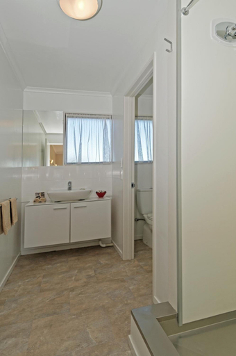 Bathroom 4, Airport Harbour View Motel, Waitakere