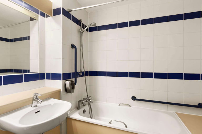 Bathroom 4, Days Inn by Wyndham Sutton Scotney South, Hampshire