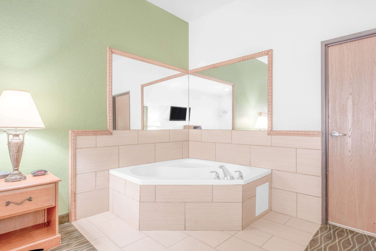 Bathroom 4, Baymont by Wyndham Pearsall, Frio