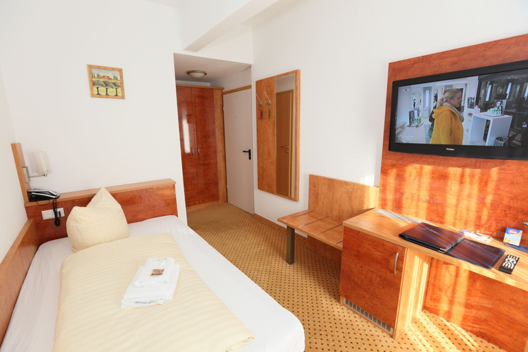 Bedroom 4, Café & Hotel am Holzhafen, Stade