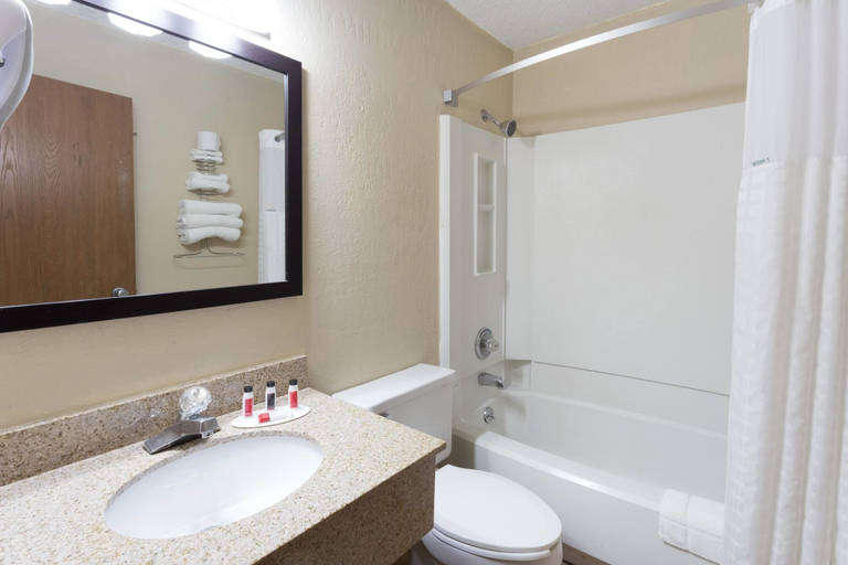 Bathroom 4, Super 8 by Wyndham Dubuque, Dubuque