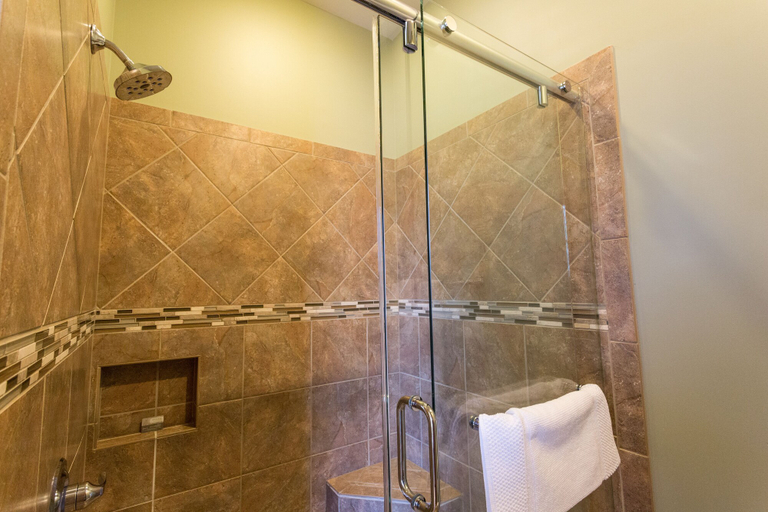 Bathroom 4, The Bleckley Inn, Anderson