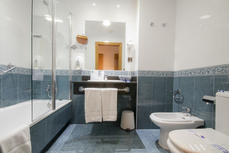 Bathroom 4, Hotel Spa Nanin Playa, Pontevedra