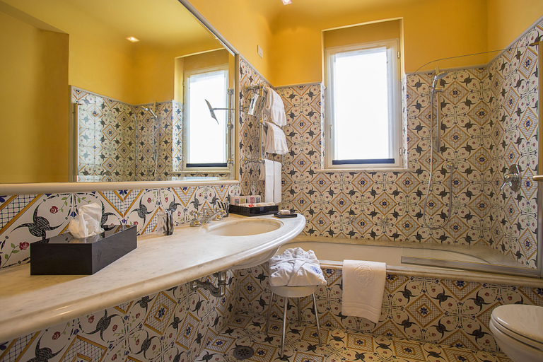 Bathroom 4, REGINA ISABELLA - RESORT SPA RESTAURANT, Napoli