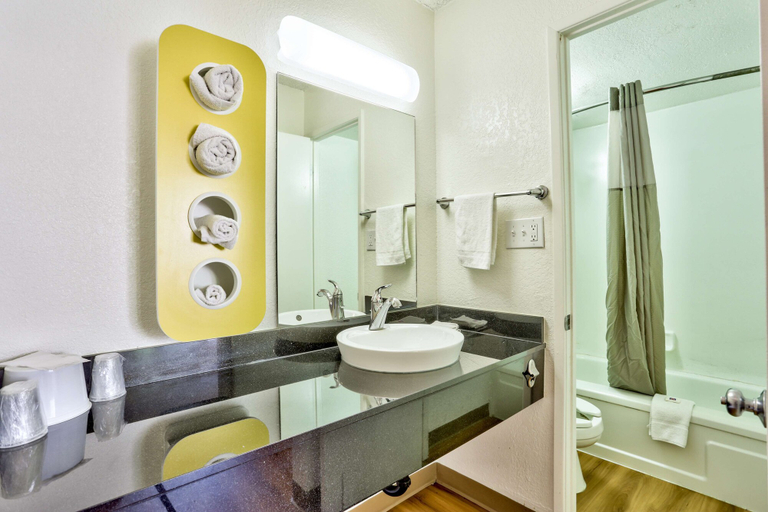 Bathroom 3, Motel 6 Flagstaff East - Lucky Lane, Coconino