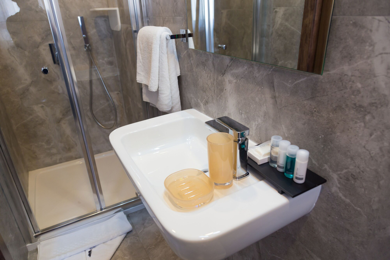 Bathroom 5, De Rohan B&B