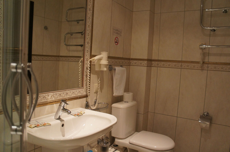 Bathroom 3, Eugene Hotel, Central