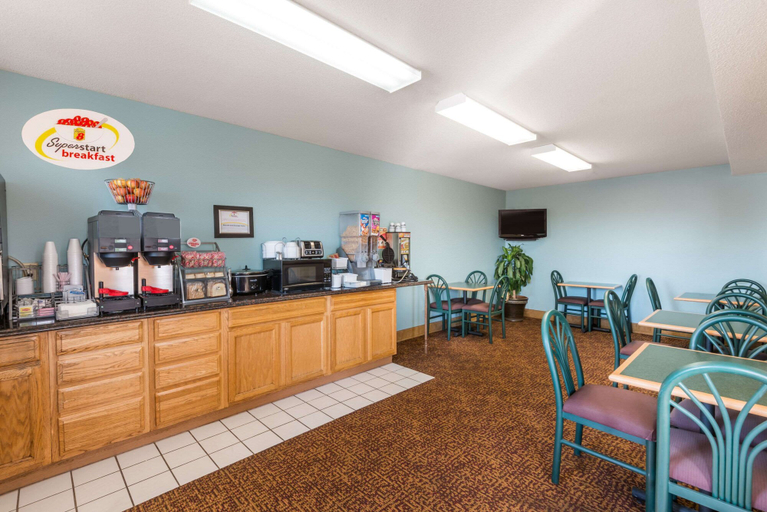 Food & Drinks 5, Super 8 by Wyndham Wakeeney, Trego
