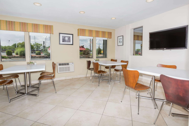 Food & Drinks 5, Super 8 by Wyndham Montrose, Montrose