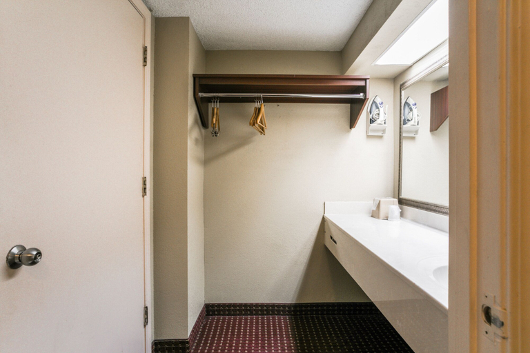 Bathroom 4, Baymont by Wyndham Marianna, Jackson