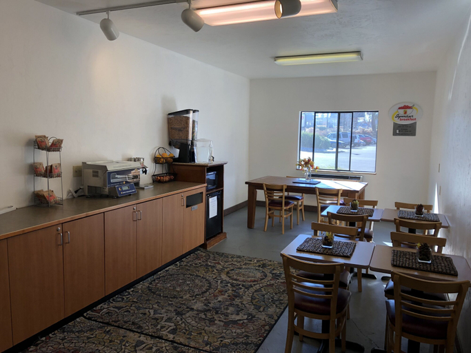Food & Drinks 5, Super 8 by Wyndham Bend, Deschutes