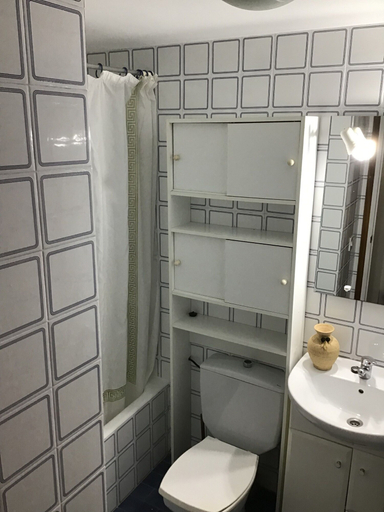 Bathroom 3, Edificio Atlas, Tarragona