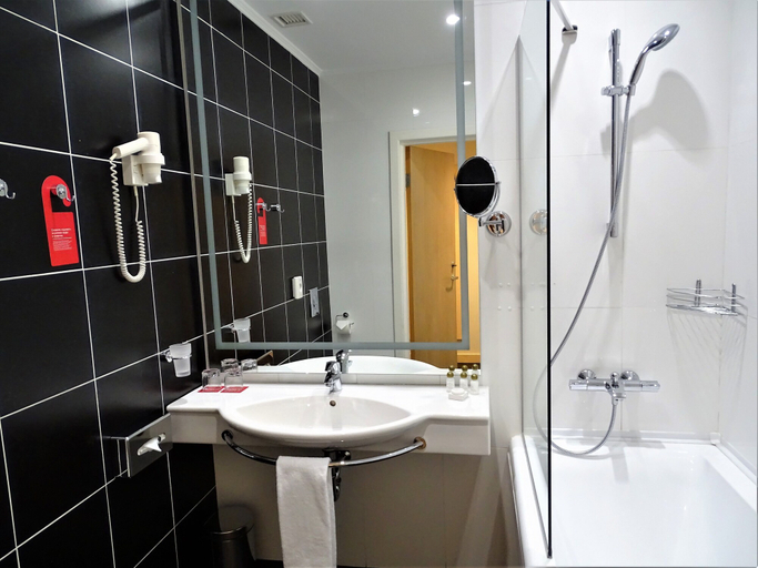 Bathroom 3, Ramada Hotel & Suites by Wyndham Alabuga, Yelabuzhskiy rayon