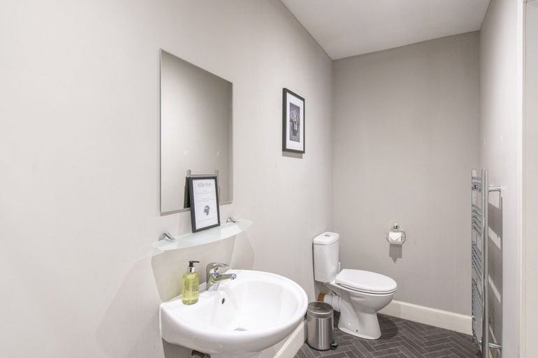 Bathroom 4, Allan Park, Stirling