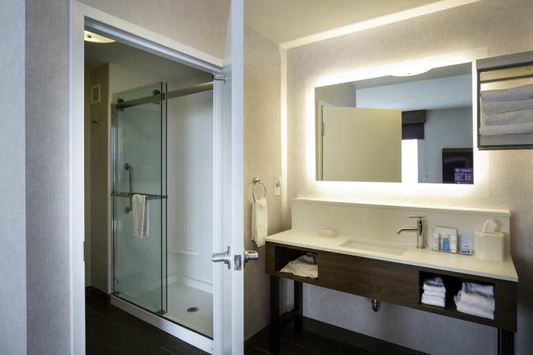 Bathroom 5, Hampton Inn & Suites Windsor - Sonoma Wine Country, Sonoma