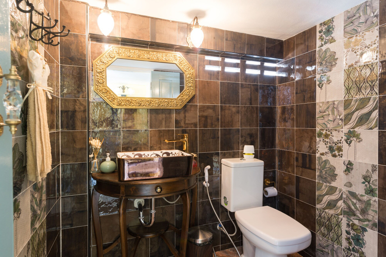 Bathroom 5, The Unforgotten B&B, Samphantawong