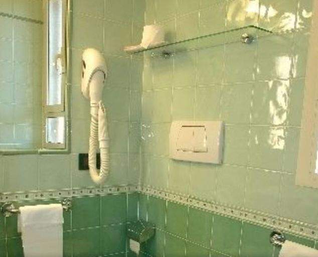 Bathroom 5, Hotel Prati, Roma