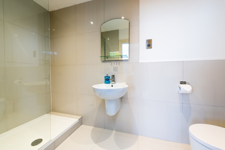 Bathroom 2, Royal Princes Suites, Edinburgh