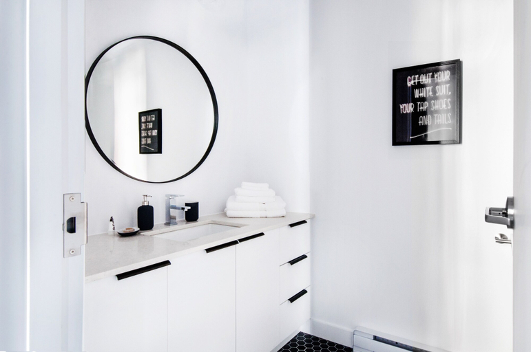 Bathroom 5, Maison Saint-Vincent, Montréal