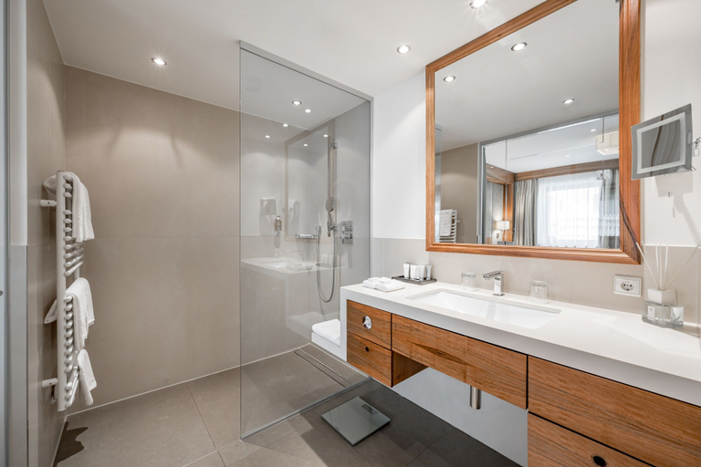 Bathroom 4, Hotel Trofana Royal, Landeck