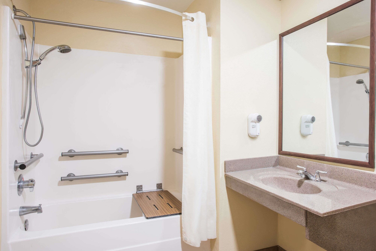 Bathroom 4, Days Inn by Wyndham Abbeville, Vermilion