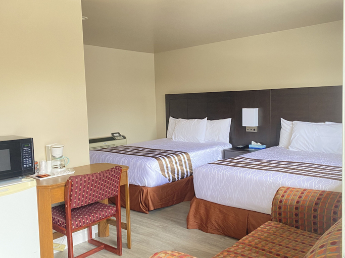 Bedroom 5, Silver Maple Motel, Haliburton