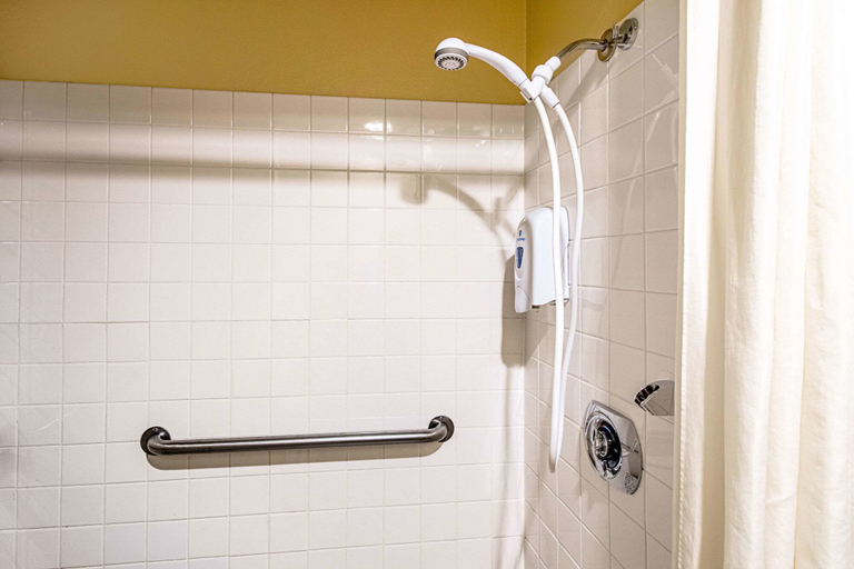 Bathroom 5, Econo Lodge Watertown, Codington