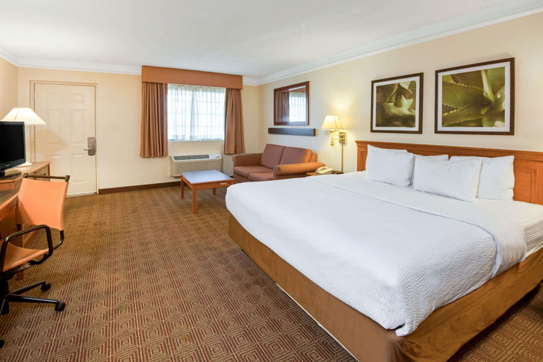 Bedroom 3, La Quinta Inn by Wyndham San Antonio Market Square, Bexar