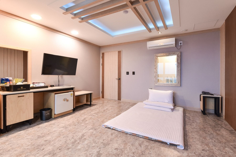Bedroom 3, Hotel Tops Ville, Gangneung