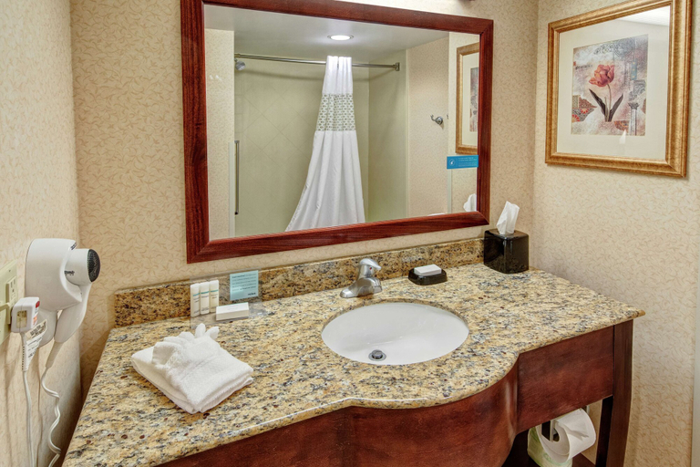 Bathroom 4, Hampton Inn Cambridge, Guernsey