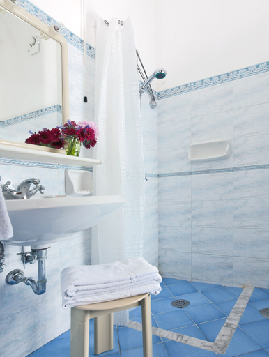 Bathroom 4, Hotel Pupetto, Salerno