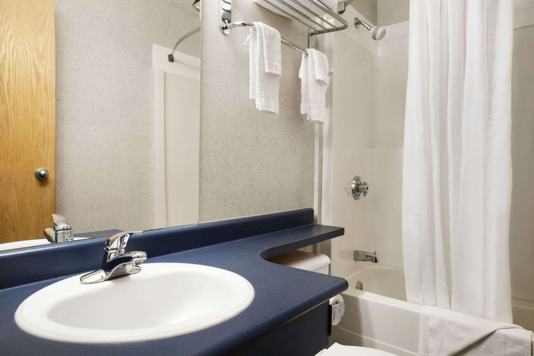 Bathroom 4, Days Inn by Wyndham Hinton, Division No. 14