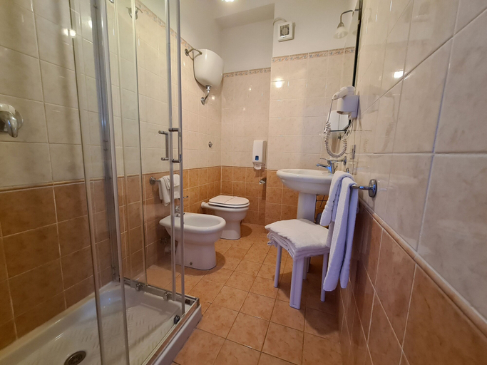 Bathroom 5, Hotel Alexander, Messina