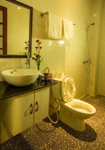 Bathroom 3, Moon's Homestay, Da Nang
