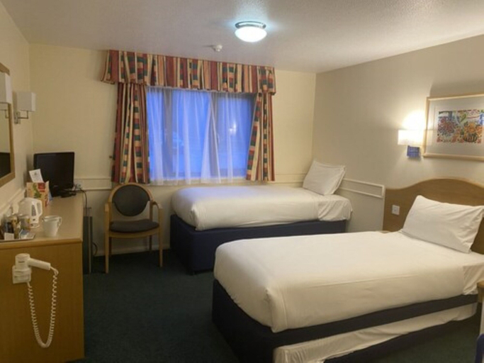Bedroom 3, Days Inn by Wyndham Michaelwood M5, Gloucestershire