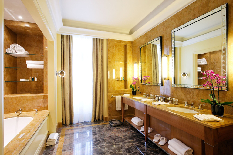 Bathroom 5, Hotel Le Plaza Brussels, Bruxelles